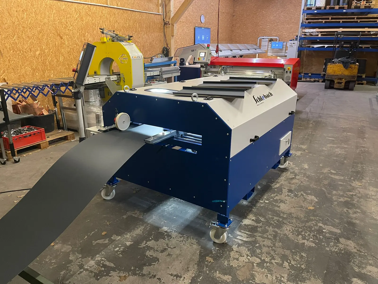 Maschine mit laufender Blechbearbeitung